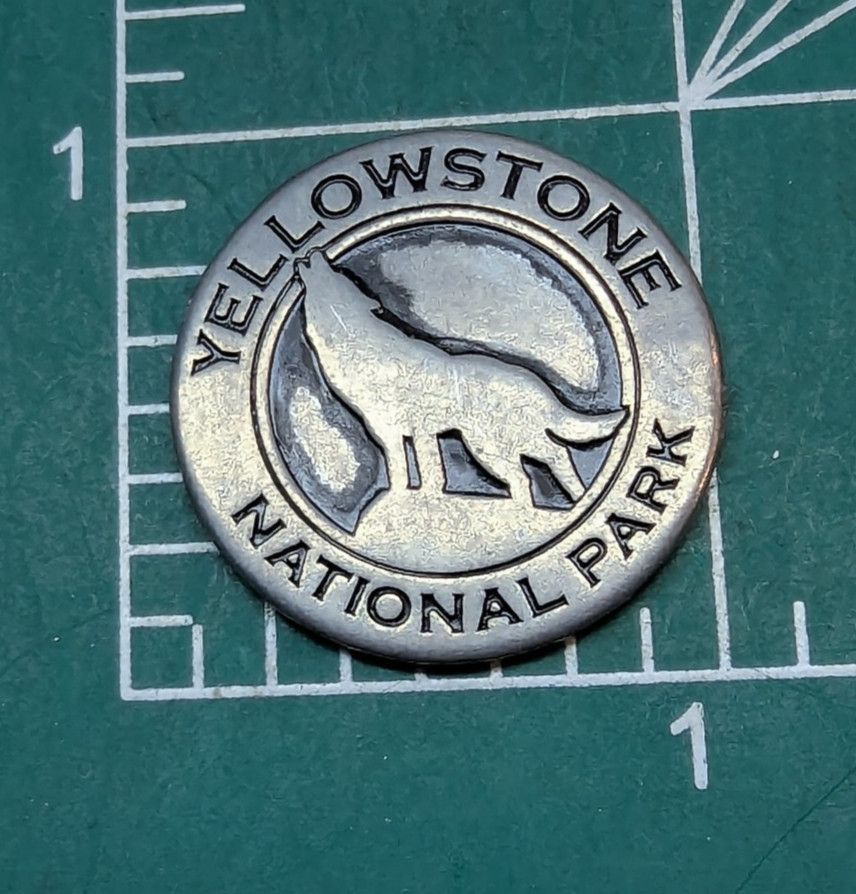 Yellowstone National Park Wyoming collectors token 1 inch Wolf & Old Faithful