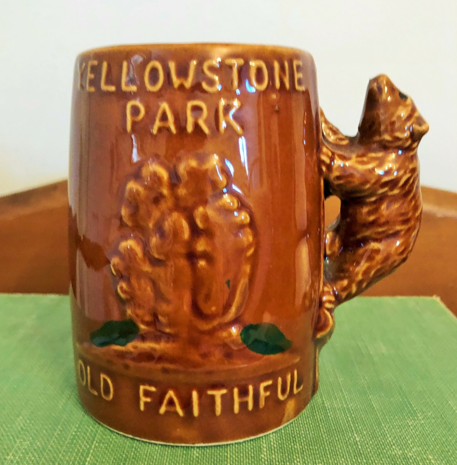 Vtg Souvenir Yellowstone Park Old Faithful Brown Bear Coffee Mug Bear Handle
