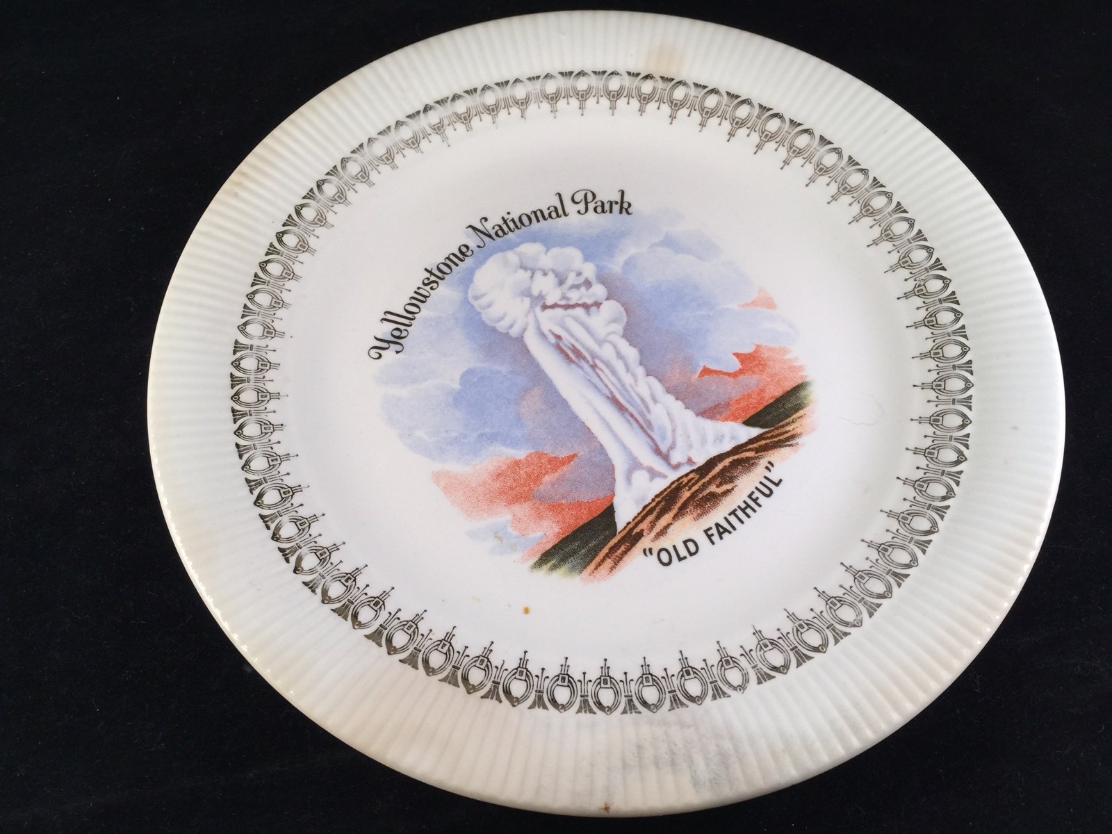 VINTAGE ENESCO YELLOWSTONE NATIONAL PARK OLD FAITHFUL SOUVENIR CHINA PLATE