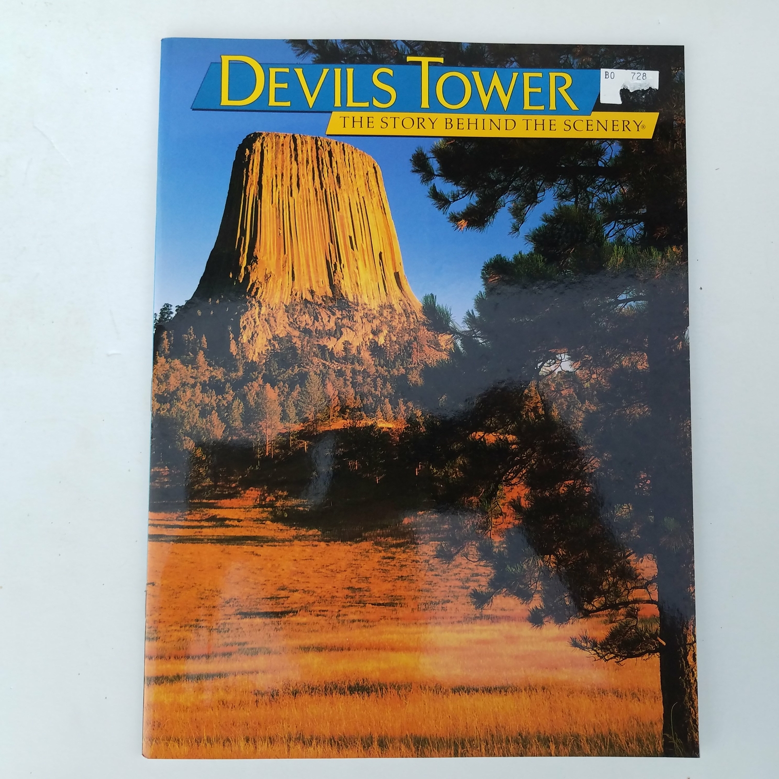 Devils Tower – The Story Behind The Scenery 0887140513