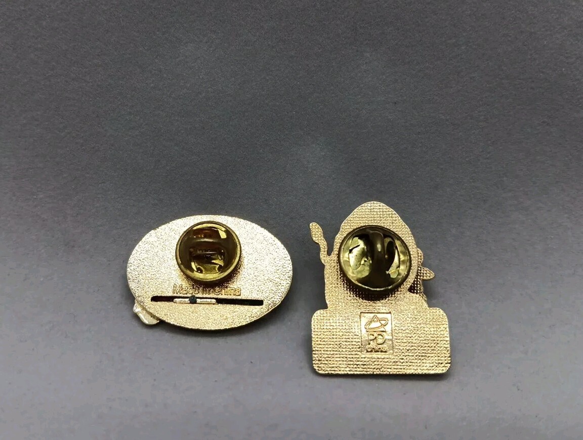 (2) YELLOWSTONE NATIONAL PARK Vintage Souvenir Pins Buffalo Old Faithful Geyser
