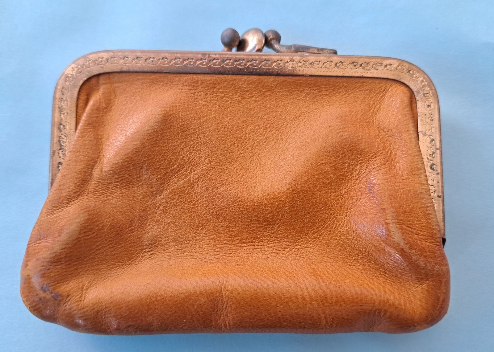 VINTAGE YELLOWSTONE PARK LEATHER COIN PURSE PAINTED BEAR