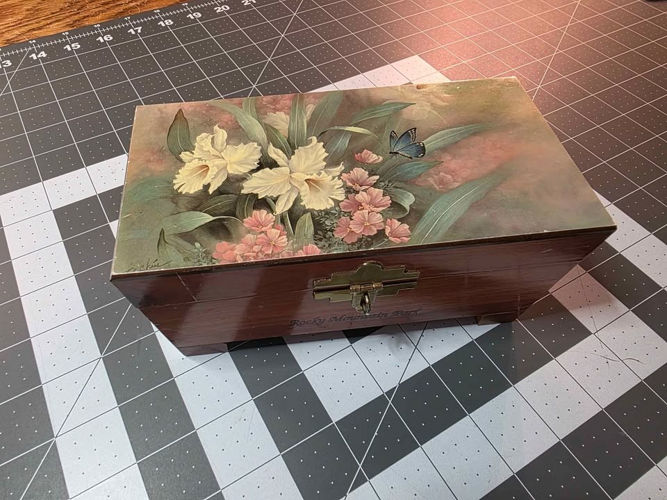 Rocky Mountain Park Cedar Souvenir Tricket Box with Lid