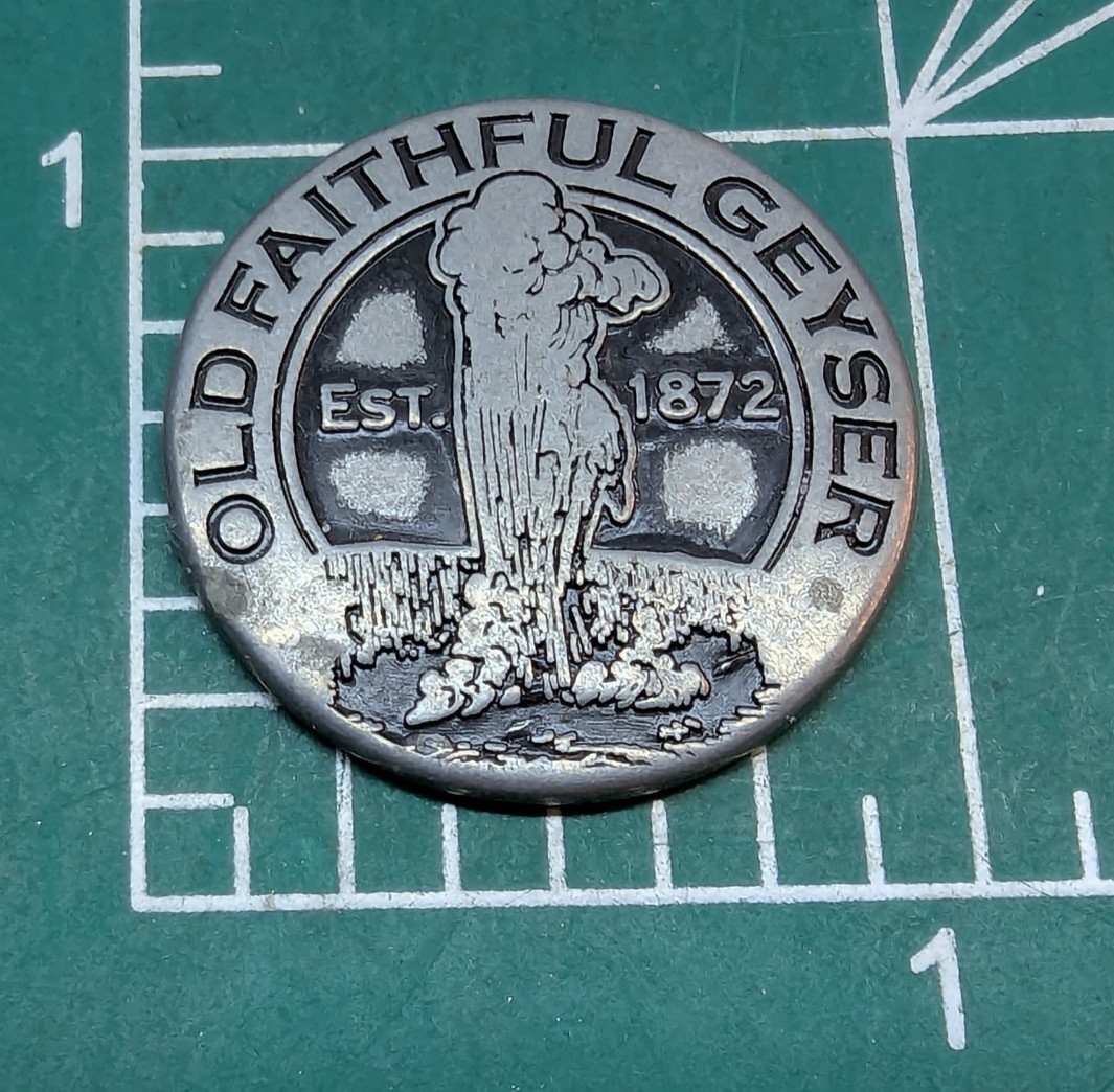Yellowstone National Park Wyoming collectors token 1 inch Wolf & Old Faithful