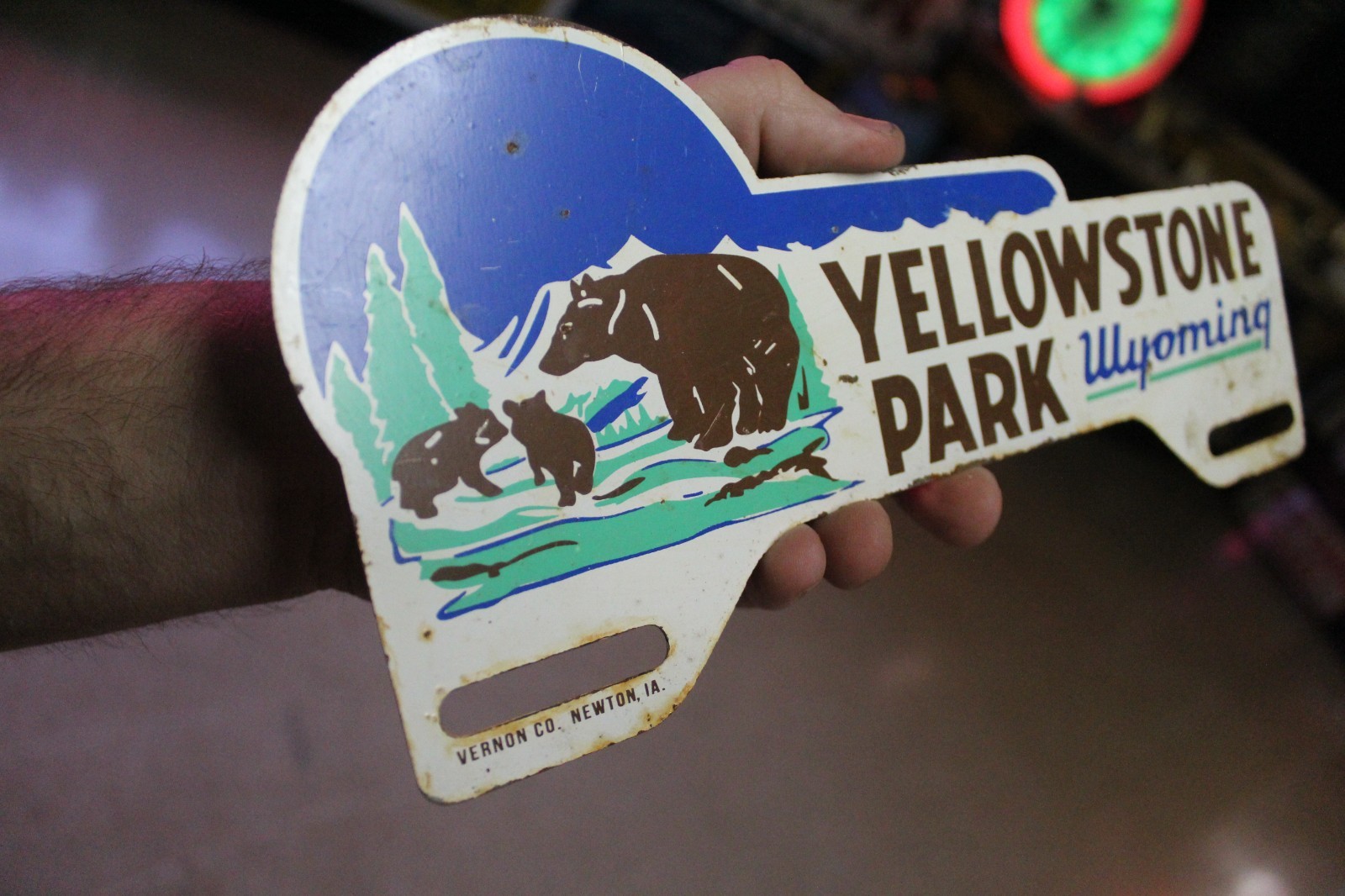 RARE 1950s YELLOWSTONE PARK WYOMING PAINTED METAL TOPPER SIGN SMOKEY US FOREST