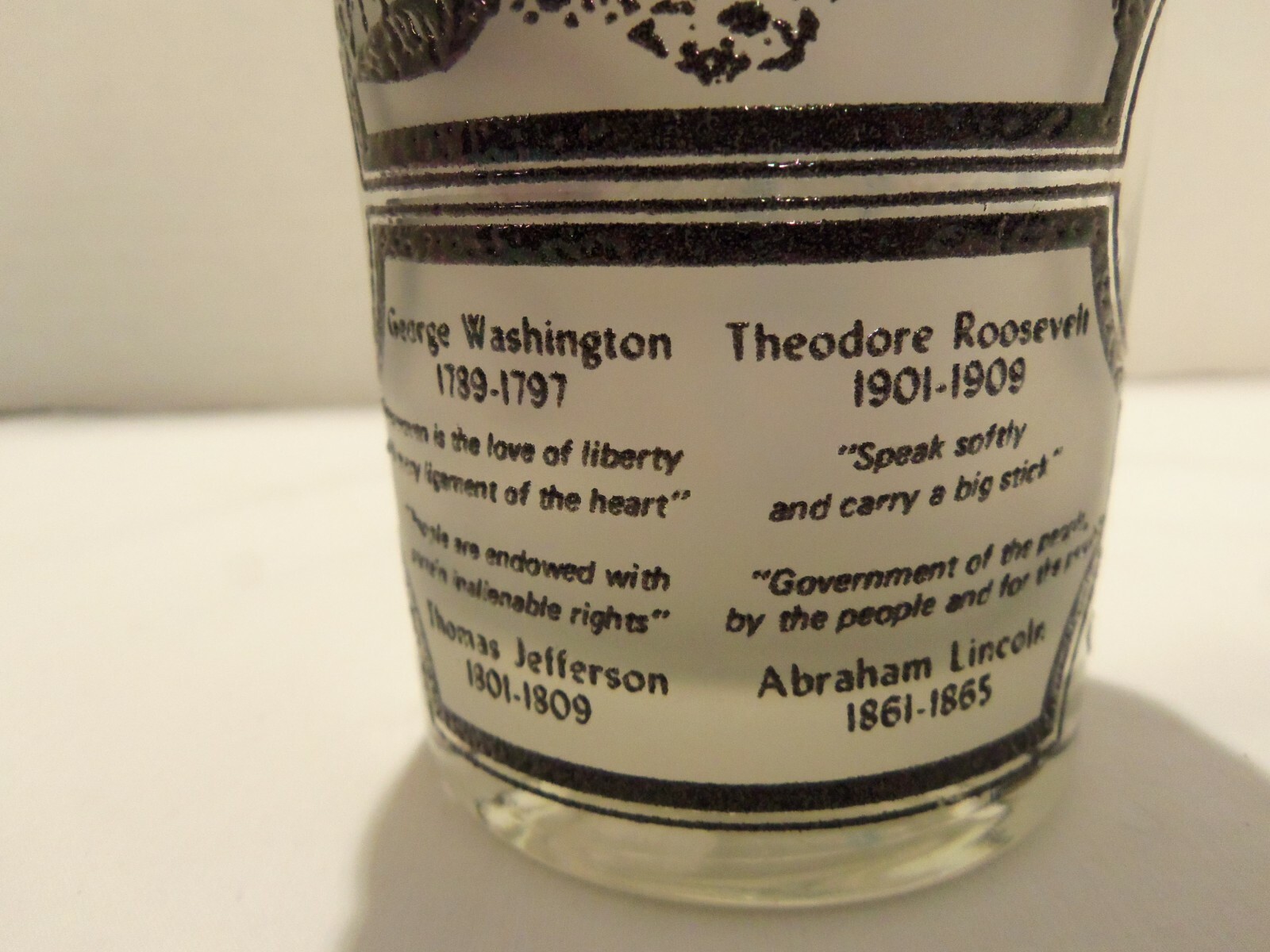 MOUNT RUSHMORE NATIONAL MEMORIAL (RAISED DESIGN & LETTERS)GLASS VINTAGE 1977