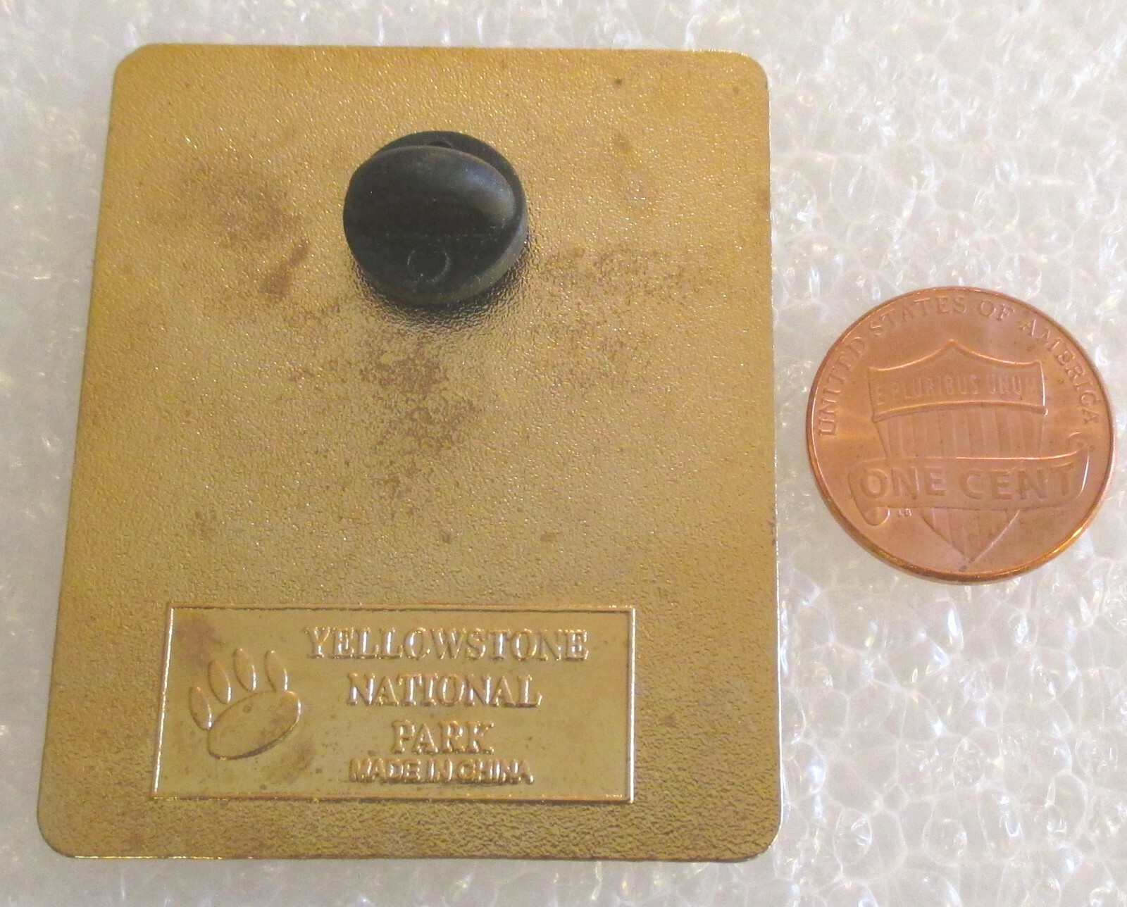 Yellowstone National Park – Old Faithful Tourist Travel Souvenir Pin – Wyoming