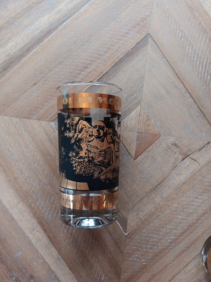 Set of 4 Vintage Mt Rushmore Shrine of Democracy Black/Gold Glass 5.5″ Tumblers