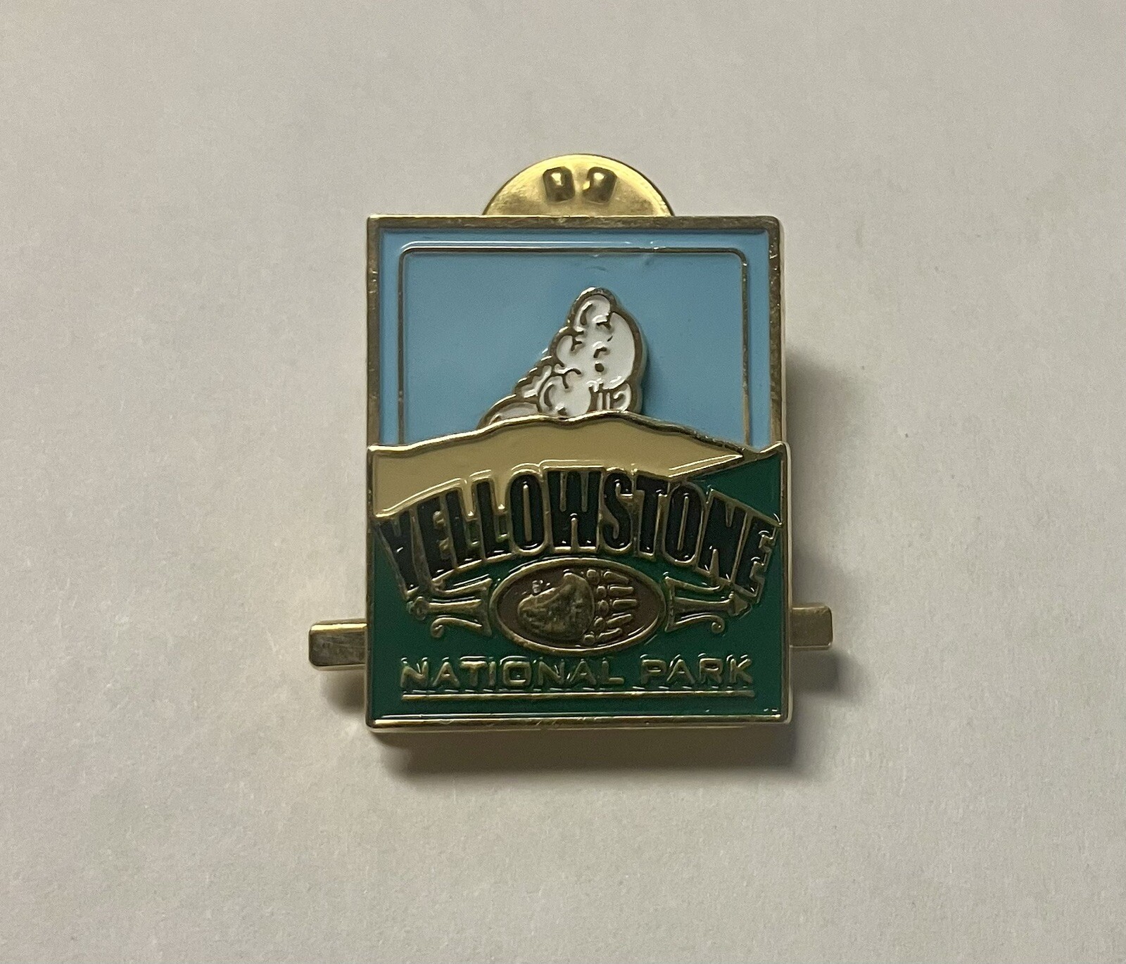 VINTAGE Yellowstone National Park Old Faithful Geyser Pin Jacket Hat MOVING