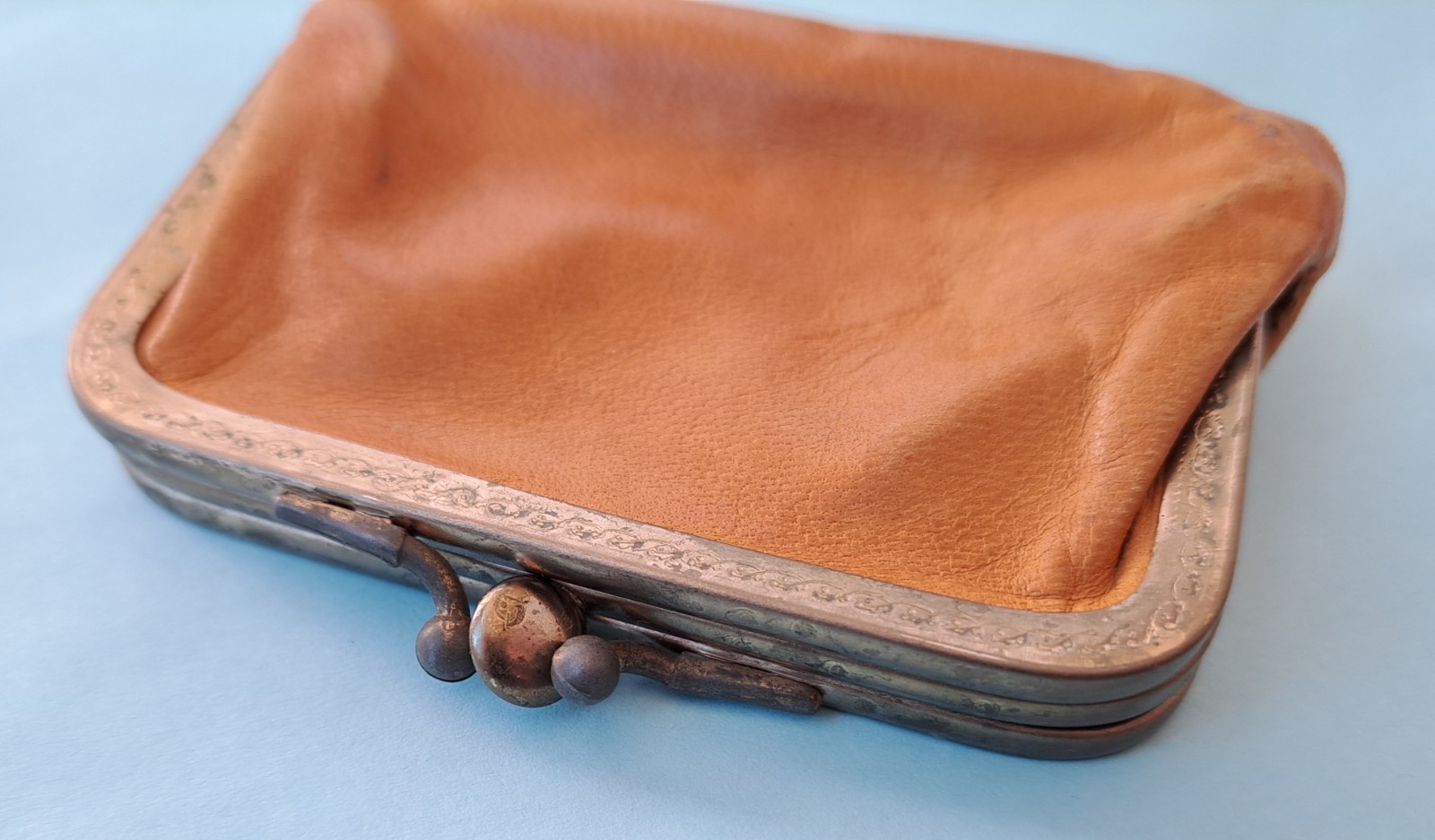 VINTAGE YELLOWSTONE PARK LEATHER COIN PURSE PAINTED BEAR