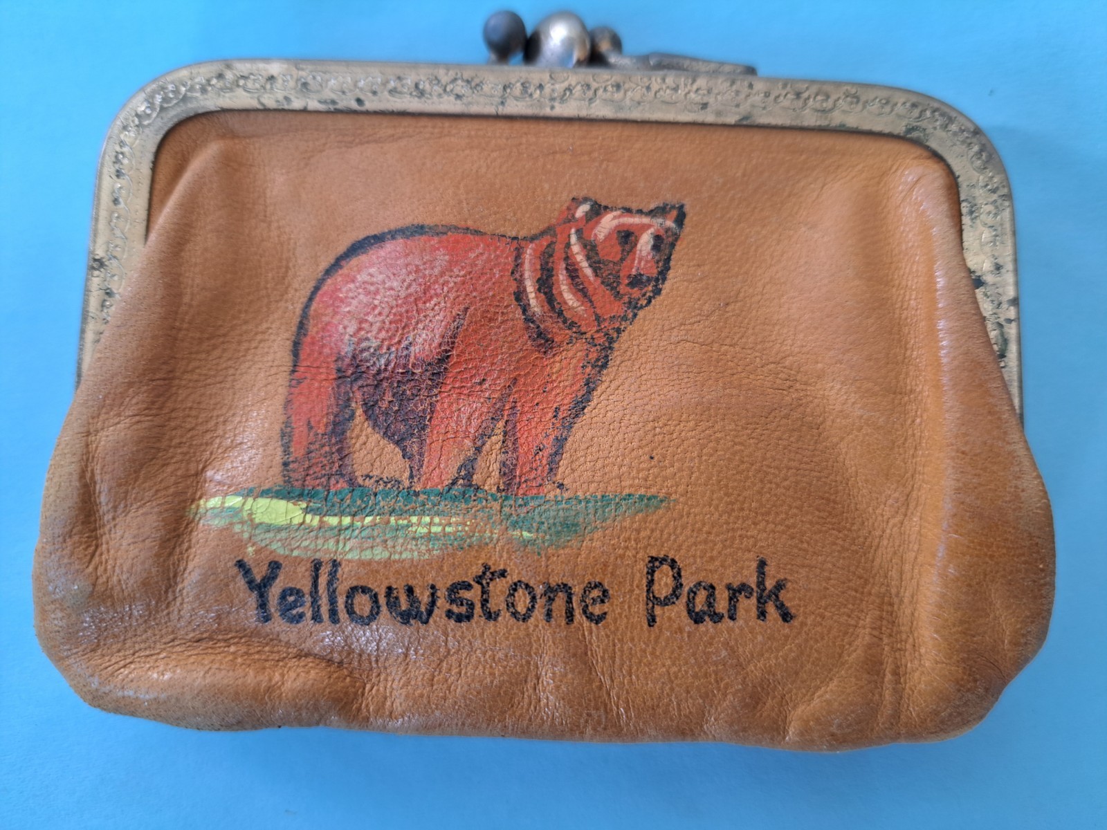 VINTAGE YELLOWSTONE PARK LEATHER COIN PURSE PAINTED BEAR