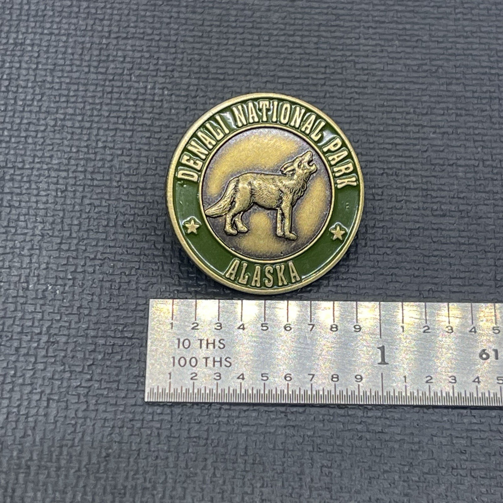 Denali National Park Souvenir Pin Badge Gold Tone Wolf Alaska