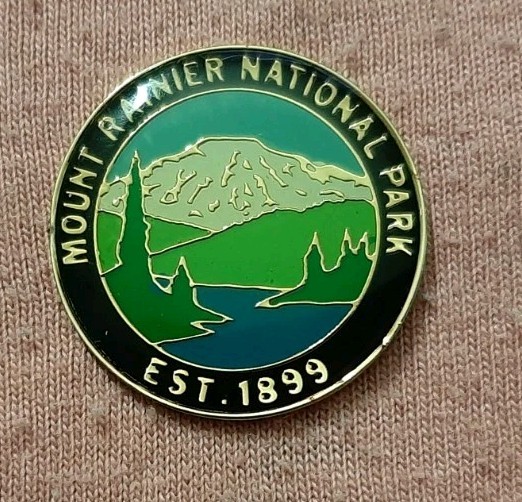 Vtg Mount Rainier National Park Est. 1899 Travel Souvenir lapel pin Washington