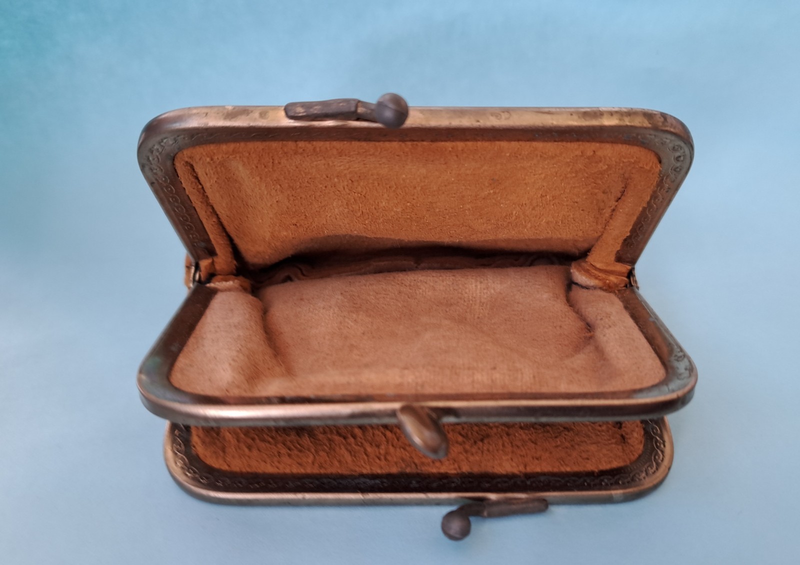 VINTAGE YELLOWSTONE PARK LEATHER COIN PURSE PAINTED BEAR