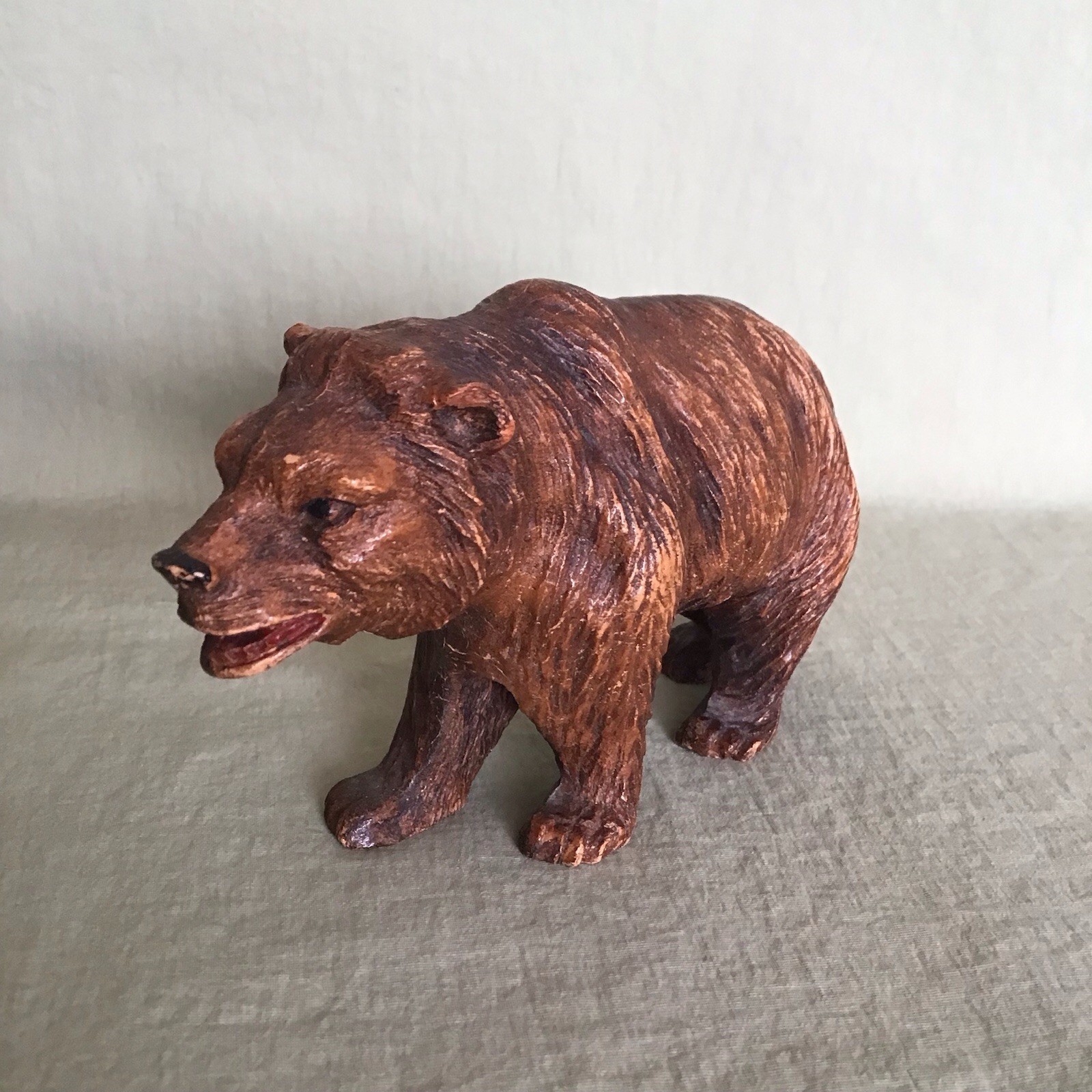 TWO VINTAGE 1950’s YELLOWSTONE NATL PARK RESIN FIGURES BUFFALO & GRIZZLY BEAR