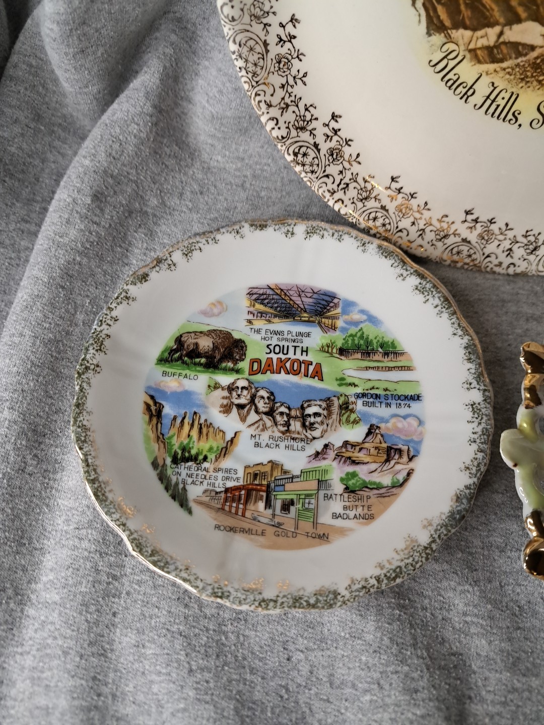 Mt. Rushmore National Memorial 7″ Souvenir Plate Black Hills, SD 22 Kt + More