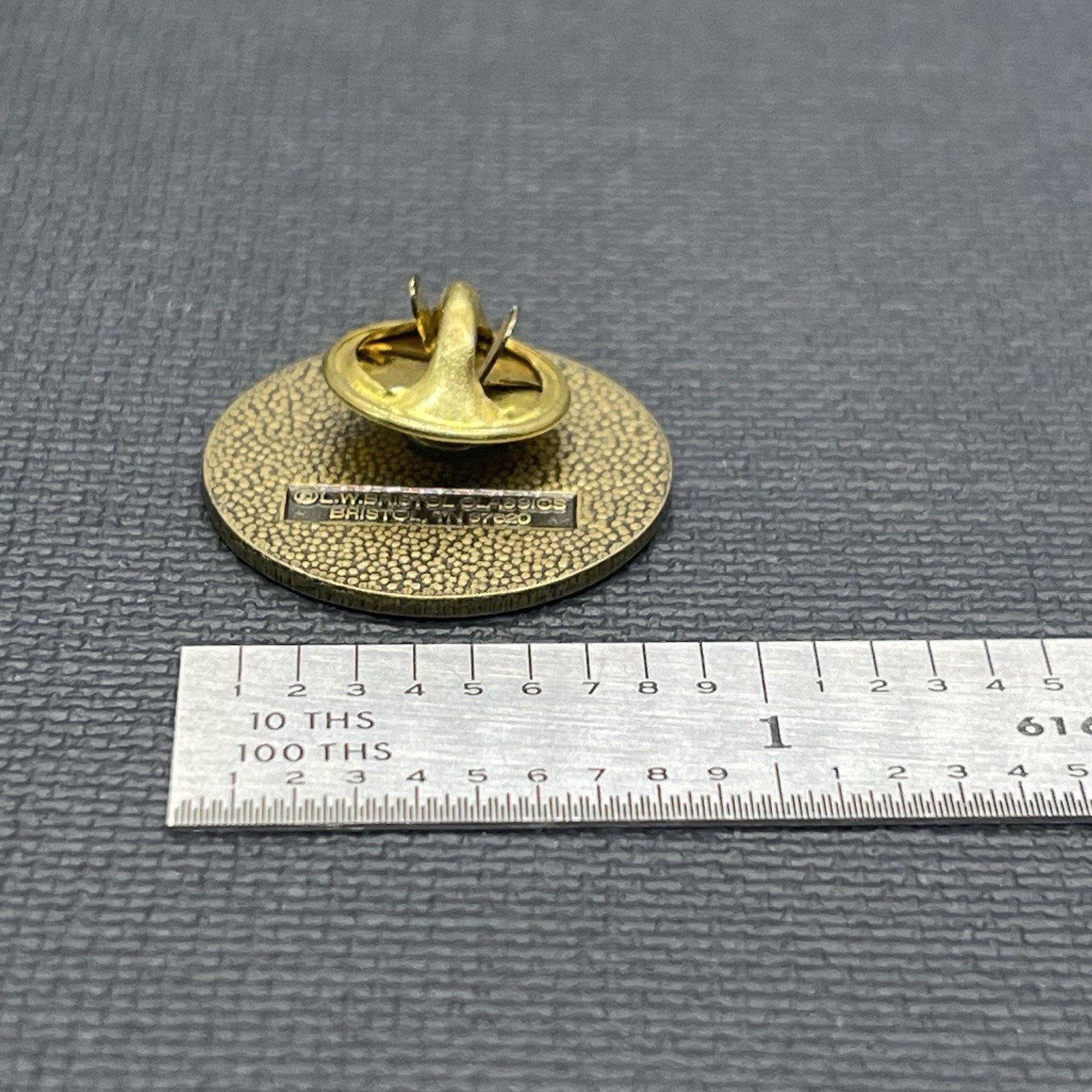 Denali National Park Souvenir Pin Badge Gold Tone Wolf Alaska