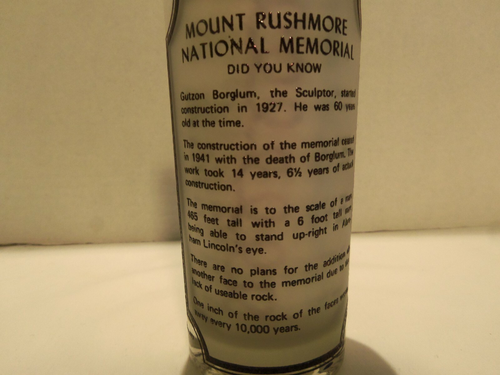 MOUNT RUSHMORE NATIONAL MEMORIAL (RAISED DESIGN & LETTERS)GLASS VINTAGE 1977