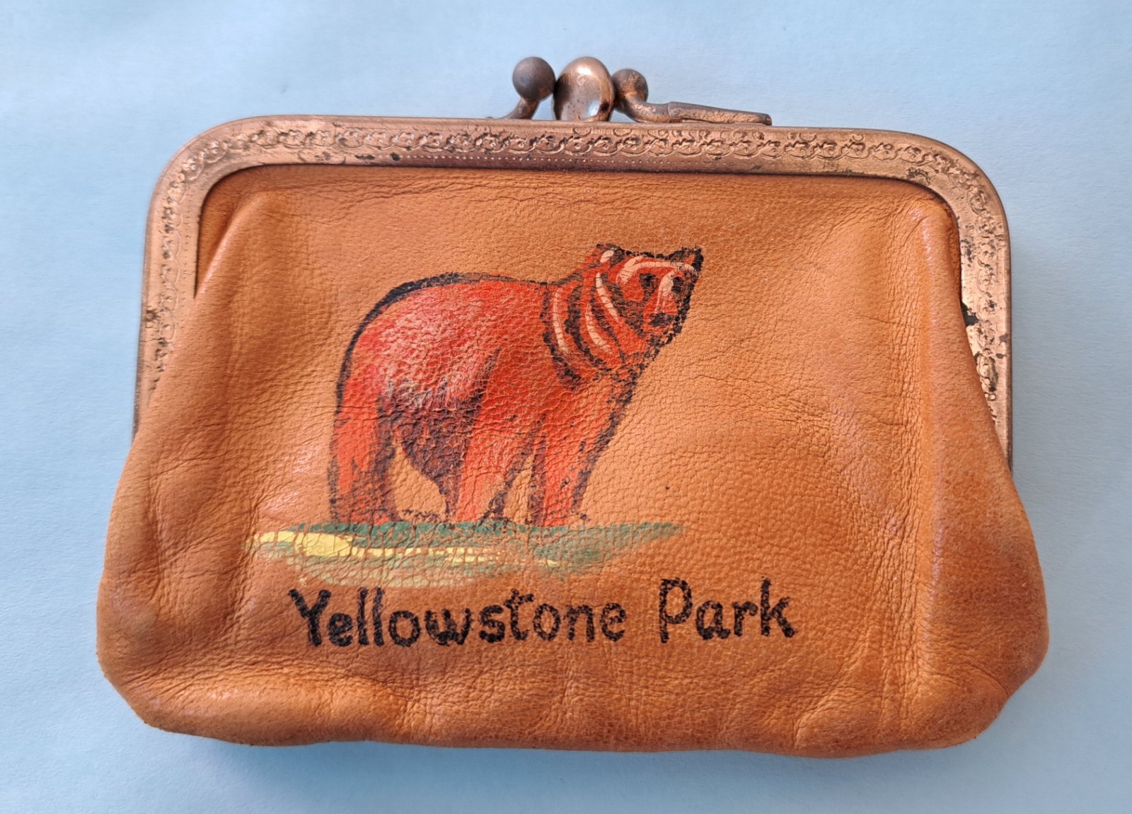 VINTAGE YELLOWSTONE PARK LEATHER COIN PURSE PAINTED BEAR