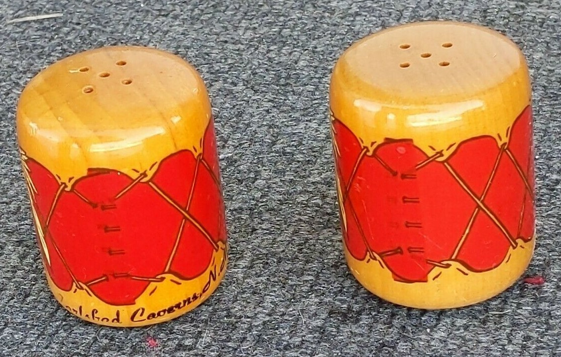 Carlsbad Caverns White’s City NM vintage painted drums souvenir salt and pepper