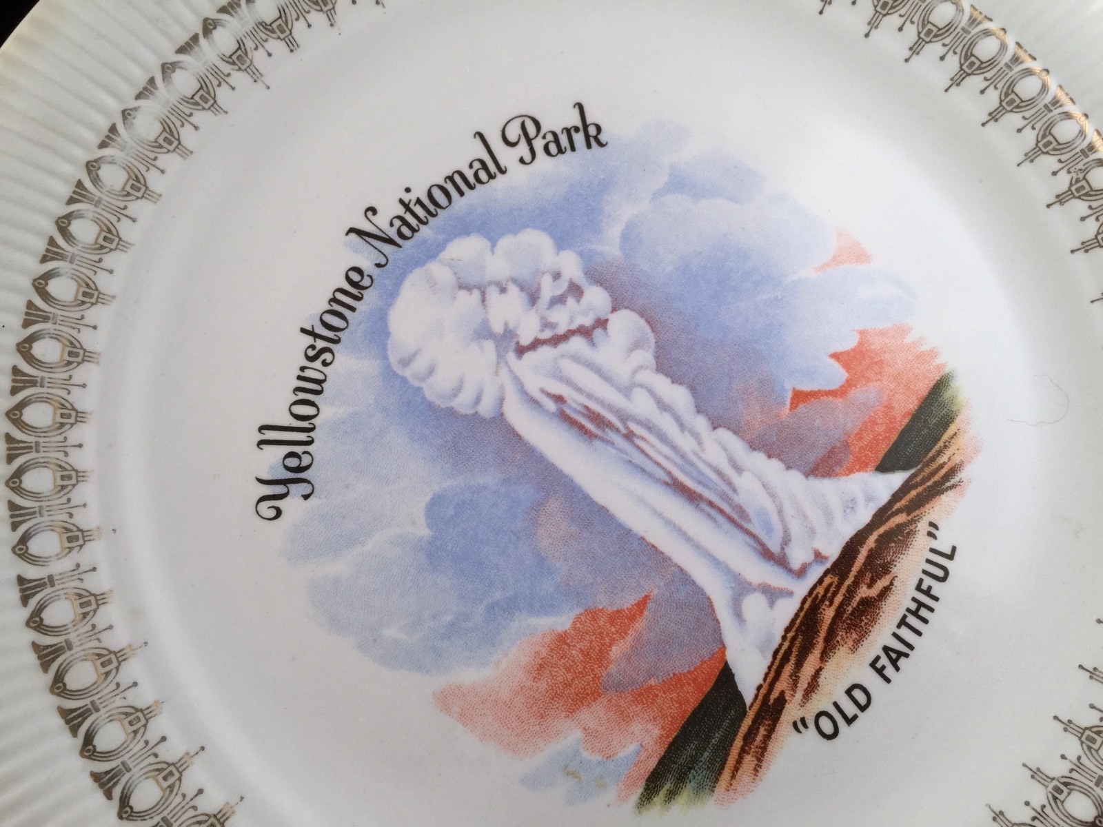 VINTAGE ENESCO YELLOWSTONE NATIONAL PARK OLD FAITHFUL SOUVENIR CHINA PLATE