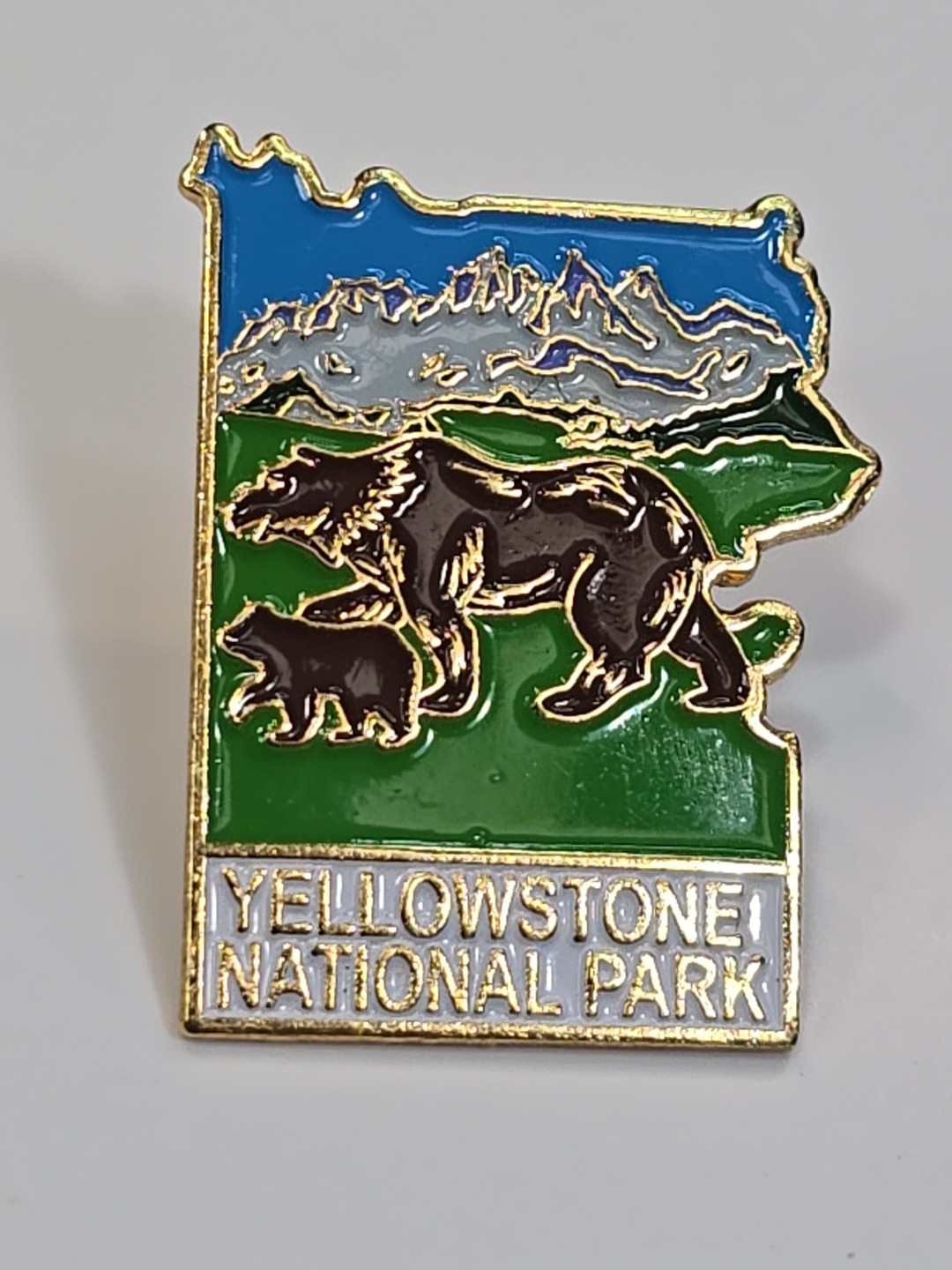 Yellowstone National Park Travel Souvenir Lapel Pin Bear & Cubs
