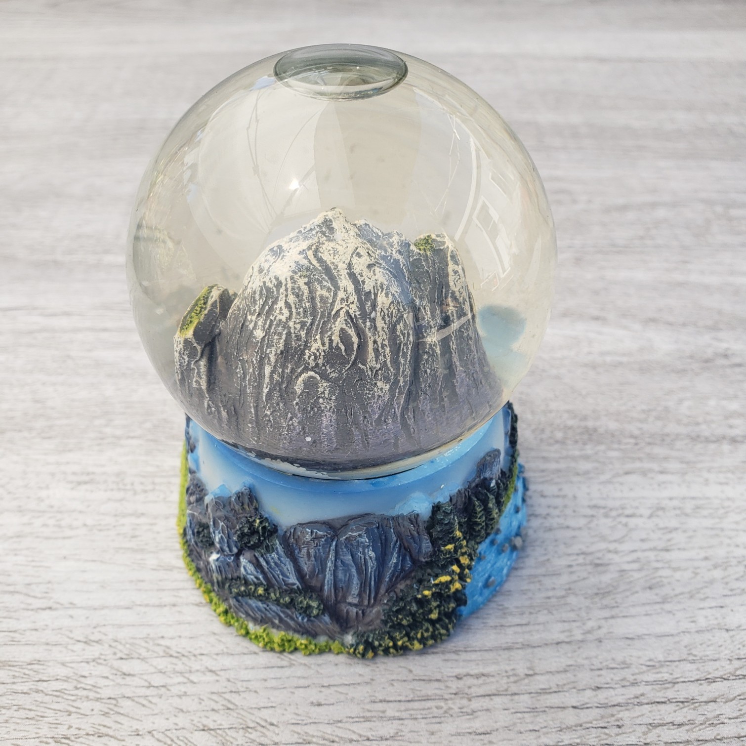 Yosemite National Park Snow Globe Half Dome Black Bear Souvenir Collectible 3.5″