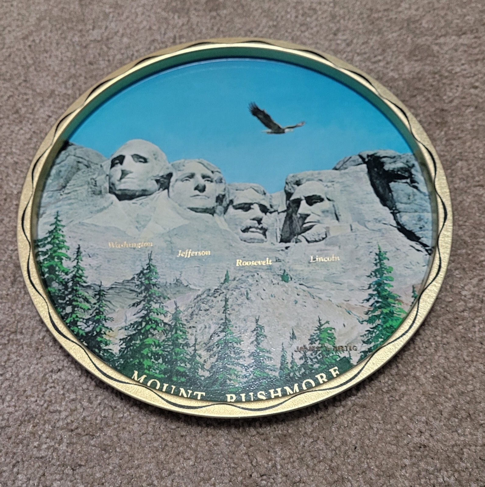 Vintage 1970s Mount Rushmore 11″ Gold Tone Collectible Metal Serving Tray 🇺🇲🦅